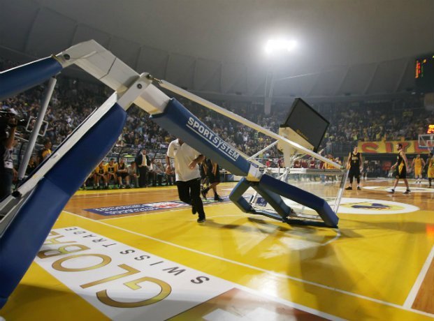 Διεκόπη το Αρης-ΑΕΚ επειδή... γκρεμίστηκε η μπασκέτα [εικόνες & βίντεο] | iefimerida.gr 0
