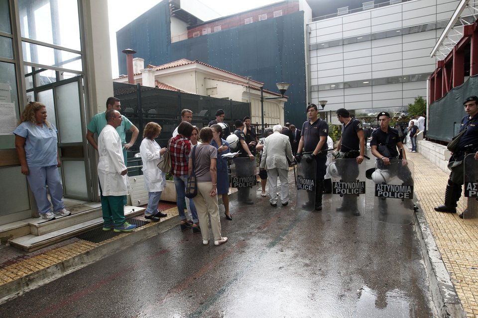 Εγκαίνια με ΜΑΤ και ένταση στον Ευαγγελισμό [εικόνες] | iefimerida.gr 3