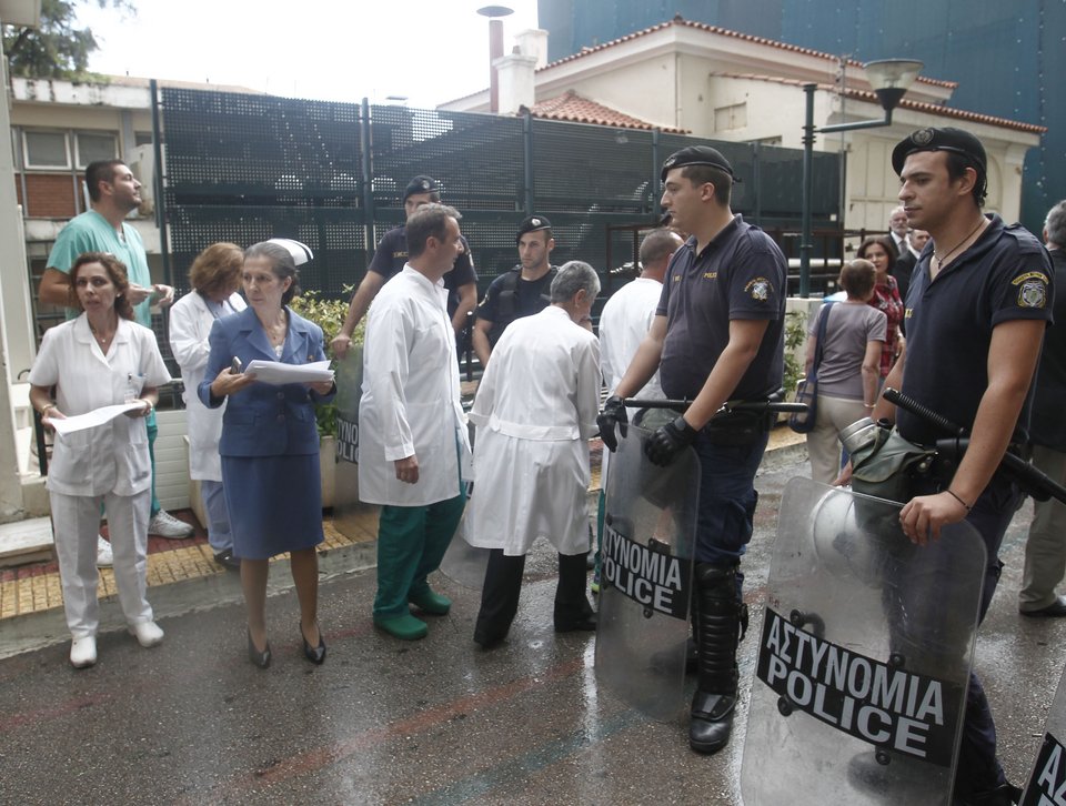 Εγκαίνια με ΜΑΤ και ένταση στον Ευαγγελισμό [εικόνες] | iefimerida.gr 2