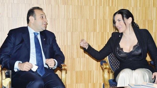 Η Κεφαλογιάννη μετά τους Τούρκους τρέλανε και τους Κινέζους -Φόρεσε σε σύσκεψη το περίφημο δαντελένιο αποκαλυπτικό μπουστάκι [εικόνες] | iefimerida.gr 11