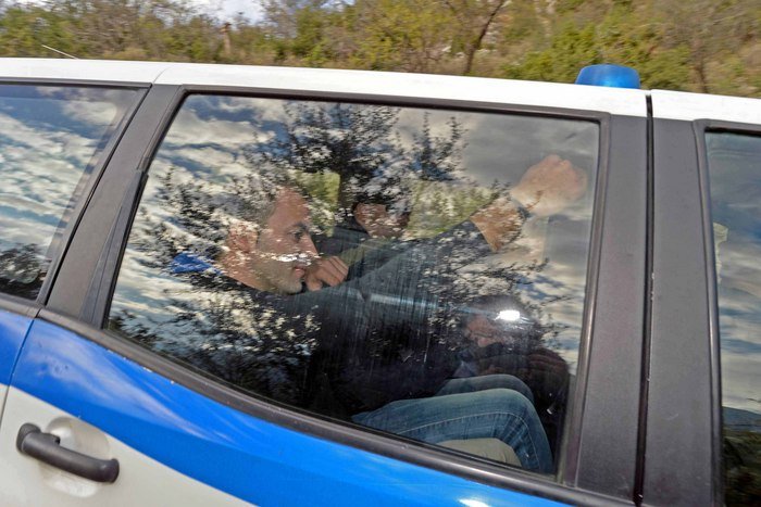 Ξύπνησαν μνήμες από το διπλό φονικό στη Μάνη: Καρέ καρέ η αναπαράσταση στον τόπο του εγκλήματος [εικόνες & βίντεο] | iefimerida.gr 1