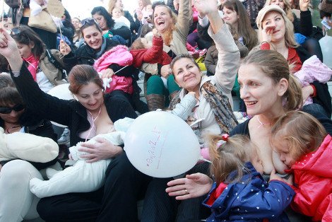 Μαμάδες σε όλη την Ελλάδα θήλασαν δημόσια και έστειλαν το δικό τους μήνυμα [εικόνες] | iefimerida.gr 6