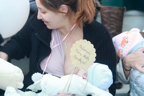 Μαμάδες σε όλη την Ελλάδα θήλασαν δημόσια και έστειλαν το δικό τους μήνυμα [εικόνες] | iefimerida.gr 5