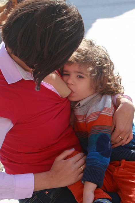 Μαμάδες σε όλη την Ελλάδα θήλασαν δημόσια και έστειλαν το δικό τους μήνυμα [εικόνες] | iefimerida.gr 4