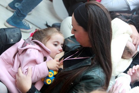 Μαμάδες σε όλη την Ελλάδα θήλασαν δημόσια και έστειλαν το δικό τους μήνυμα [εικόνες] | iefimerida.gr 1