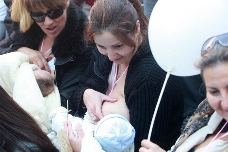 Μαμάδες σε όλη την Ελλάδα θήλασαν δημόσια και έστειλαν το δικό τους μήνυμα [εικόνες] | iefimerida.gr 0