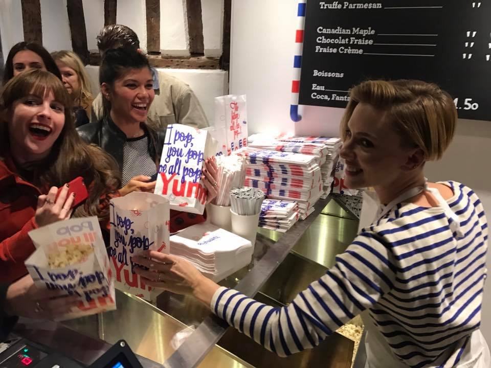 Η Σκάρλετ Γιόχανσον άνοιξε ένα μικροσκοπικό μαγαζί στο Παρίσι και πουλά ποπ κορν [εικόνες] | iefimerida.gr 0