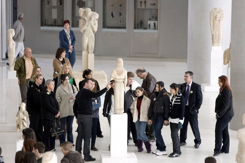 Πρόκειται για μια πρώτη χαρτογράφηση ενός μεγάλου πεδίου (Βιβλίο, κινηματογράφος, μουσεία, μουσική, χορός, αθλητικές δραστηριότητες, ίντερνετ), από την οποία προκύπτουν κρίσιμα στοιχεία για τα ανησυχητικά σημάδια που αφήνουν τα χρόνια της κρίσης στη στάση παιδιών και νέων, ιδιαίτερα των κοινωνικά ευάλωτων ομάδων, απέναντι σε πολιτιστικά προϊόντα.