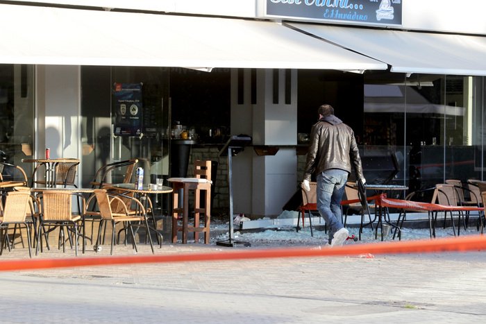 Πανικός στο Μικρολίμανο τα ξημερώματα -«Γάζωσε» με καλάσνικοφ νυχτερινό μαγαζί | iefimerida.gr 4