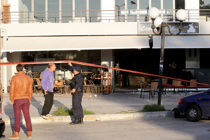 Πανικός στο Μικρολίμανο τα ξημερώματα -«Γάζωσε» με καλάσνικοφ νυχτερινό μαγαζί | iefimerida.gr 3