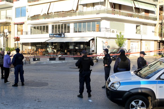 Πανικός στο Μικρολίμανο τα ξημερώματα -«Γάζωσε» με καλάσνικοφ νυχτερινό μαγαζί | iefimerida.gr 1