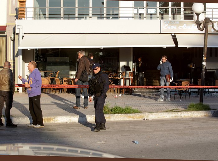Πανικός στο Μικρολίμανο τα ξημερώματα -«Γάζωσε» με καλάσνικοφ νυχτερινό μαγαζί | iefimerida.gr 0