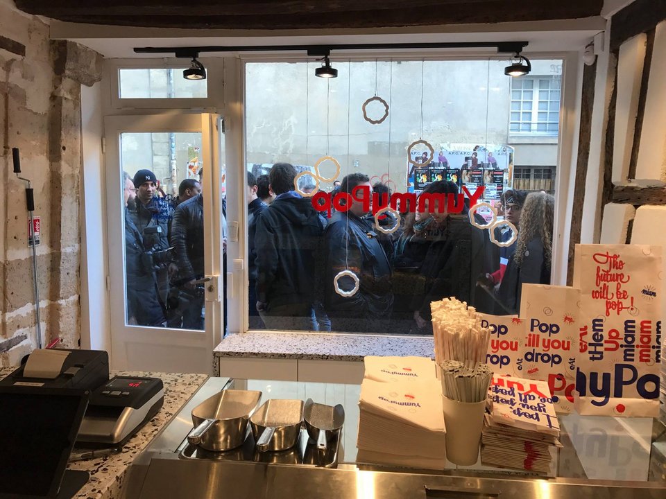 Η Σκάρλετ Γιόχανσον άνοιξε ένα μικροσκοπικό μαγαζί στο Παρίσι και πουλά ποπ κορν [εικόνες] | iefimerida.gr 2