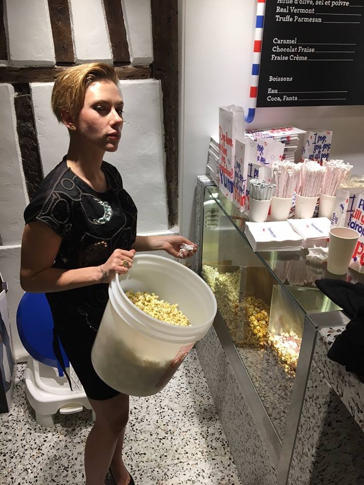 Η Σκάρλετ Γιόχανσον άνοιξε ένα μικροσκοπικό μαγαζί στο Παρίσι και πουλά ποπ κορν [εικόνες] | iefimerida.gr 1