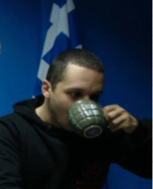 Ο Κασιδιάρης πίνει τον καφέ του σε φλιτζάνι «χειροβομβίδα» [εικόνα] | iefimerida.gr 0