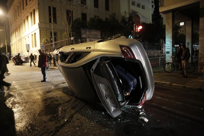 Πήραν «φωτιά» τα Εξάρχεια για τον Ρωμανό  -Φωτιές και καταστροφές [εικόνες & βίντεο] | iefimerida.gr 10