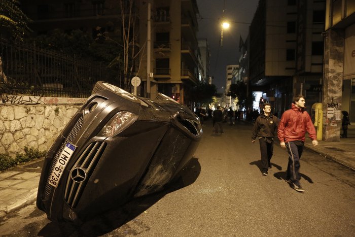 Πήραν «φωτιά» τα Εξάρχεια για τον Ρωμανό  -Φωτιές και καταστροφές [εικόνες & βίντεο] | iefimerida.gr 9