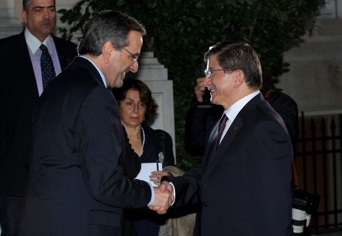 Οταν ο Νταβούτογλου βιάστηκε να μπει στο Μαξίμου και ο Σαμαράς τον τράβηξε για φωτογραφίες [εικόνες] | iefimerida.gr 0