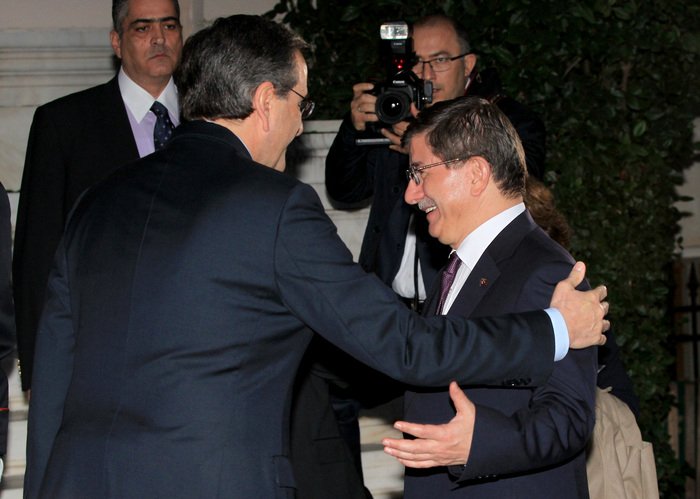 Οταν ο Νταβούτογλου βιάστηκε να μπει στο Μαξίμου και ο Σαμαράς τον τράβηξε για φωτογραφίες [εικόνες] | iefimerida.gr 1