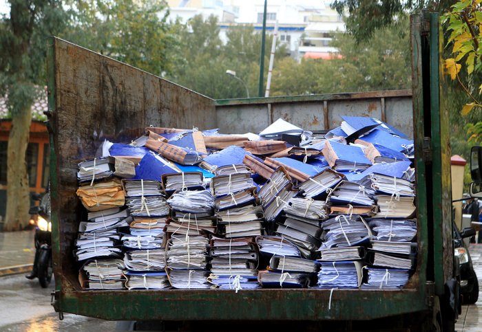 Δεκάδες δικογραφίες μεταφέρονται υπό βροχή με ανοιχτό φορτηγό στα δικαστήρια [εικόνες] | iefimerida.gr 1