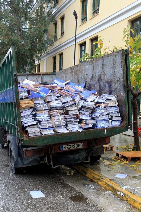Δεκάδες δικογραφίες μεταφέρονται υπό βροχή με ανοιχτό φορτηγό στα δικαστήρια [εικόνες] | iefimerida.gr 0