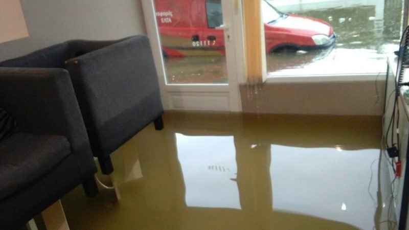 Με βάρκες στους πλημμυρισμένους δρόμους οι κάτοικοι σε χωριό στο Μεσολόγγι [εικόνες] | iefimerida.gr 2