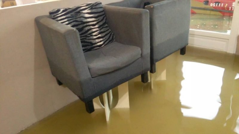 Με βάρκες στους πλημμυρισμένους δρόμους οι κάτοικοι σε χωριό στο Μεσολόγγι [εικόνες] | iefimerida.gr 3