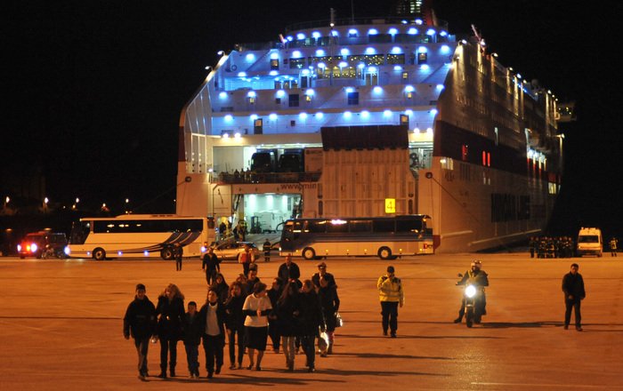 Εικόνες και βίντεο από την υποδοχή των διασωθέντων του Norman Atlantic στην Ηγουμενίτσα | iefimerida.gr 2