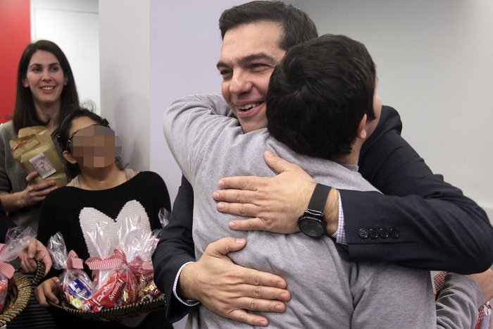 Οι αναπάντεχες, τρυφερές στιγμές του Αλέξη Τσίπρα σήμερα το πρωί -Ποιοι έτρεξαν στην αγκαλιά του [εικόνες] | iefimerida.gr 1