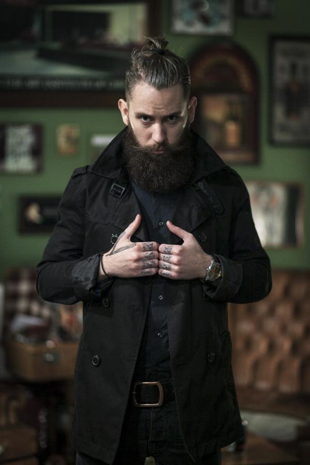 Αυτός είναι ο Ελληνας ροκ μπαρμπέρης που έχει τρελάνει τους Γερμανούς [εικόνες] | iefimerida.gr 2