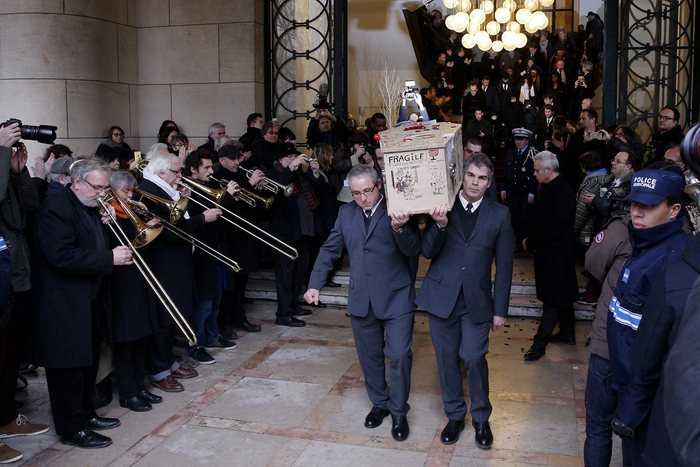 Εκατοντάδες κόσμου στις κηδείες δύο σκιτσογράφων του Charlie Hebdo – Ζωγράφισαν το φέρετρο του Tignous [εικόνες] | iefimerida.gr 11