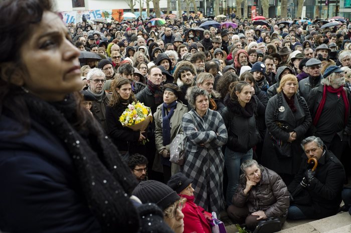 Εκατοντάδες κόσμου στις κηδείες δύο σκιτσογράφων του Charlie Hebdo – Ζωγράφισαν το φέρετρο του Tignous [εικόνες] | iefimerida.gr 8