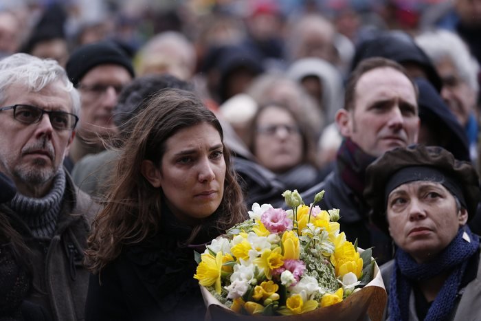 Εκατοντάδες κόσμου στις κηδείες δύο σκιτσογράφων του Charlie Hebdo – Ζωγράφισαν το φέρετρο του Tignous [εικόνες] | iefimerida.gr 7