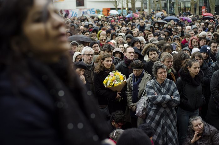 Εκατοντάδες κόσμου στις κηδείες δύο σκιτσογράφων του Charlie Hebdo – Ζωγράφισαν το φέρετρο του Tignous [εικόνες] | iefimerida.gr 6