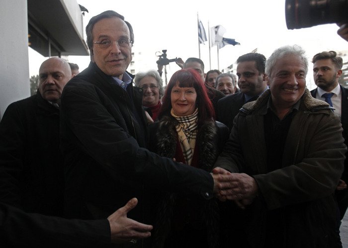 Επεισοδιακή επίσκεψη Σαμαρά στο Περιστέρι: Δύο μέλη του ΑΝΤΑΡΣΥΑ έστησαν σκηνικό έντασης – Φώναζαν «ήρθες στην πόλη της ανεργίας» | iefimerida.gr 0