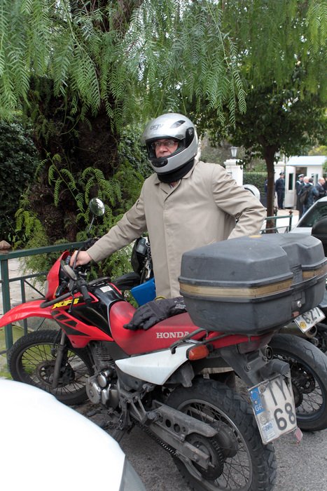 Με μηχανή στο Μαξίμου ο Τσιρώνης για την ορκωμοσία [εικόνες] | iefimerida.gr 0