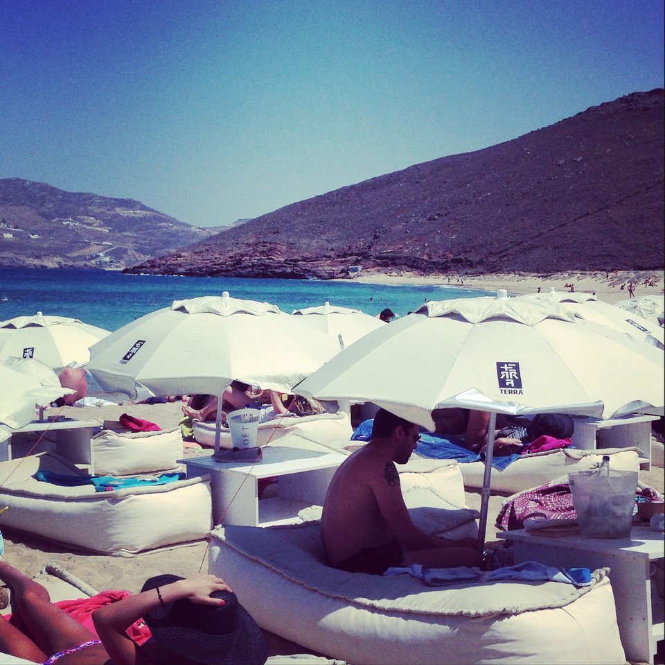 Οι... δύο Ελλάδες μέσα από ένα φωτογραφικό οδοιπορικό: Από τις παραλίες της Μυκόνου, στα λουκέτα των μαγαζιών [εικόνες] | iefimerida.gr 0