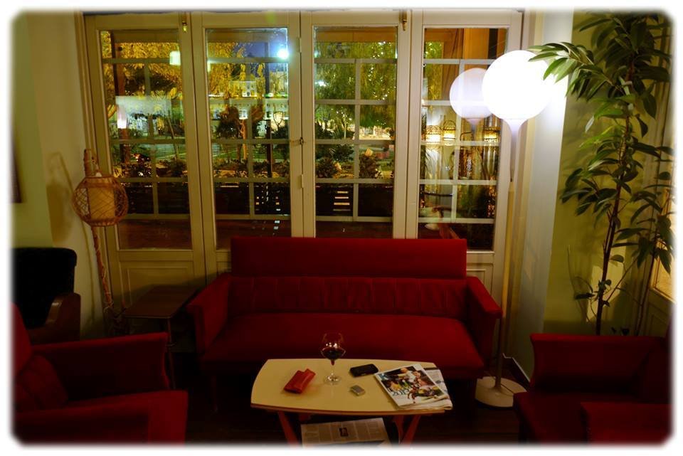 Στον ξεχωριστό Μπλε Παπαγάλο: Το στέκι της πόλης με ρετρό διάθεση και μουσικές [εικόνες] | iefimerida.gr 1