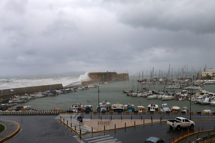 Κύματα «καταπίνουν» το Κούλε -Προβλήματα στα Χανιά -Αυτοκίνητο βυθίστηκε στο Ρέθυμνο [βίντεο & εικόνες] | iefimerida.gr 1
