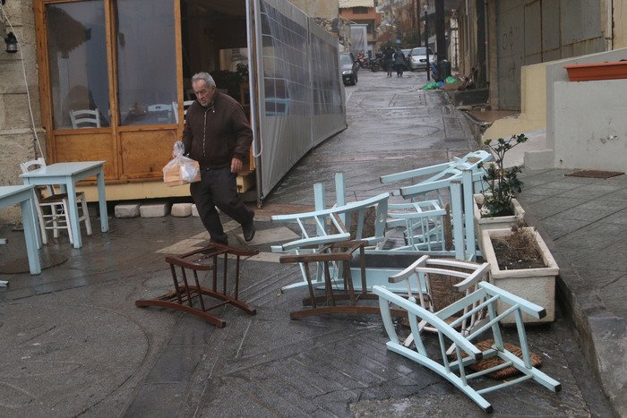 Κύματα «καταπίνουν» το Κούλε -Προβλήματα στα Χανιά -Αυτοκίνητο βυθίστηκε στο Ρέθυμνο [βίντεο & εικόνες] | iefimerida.gr 6