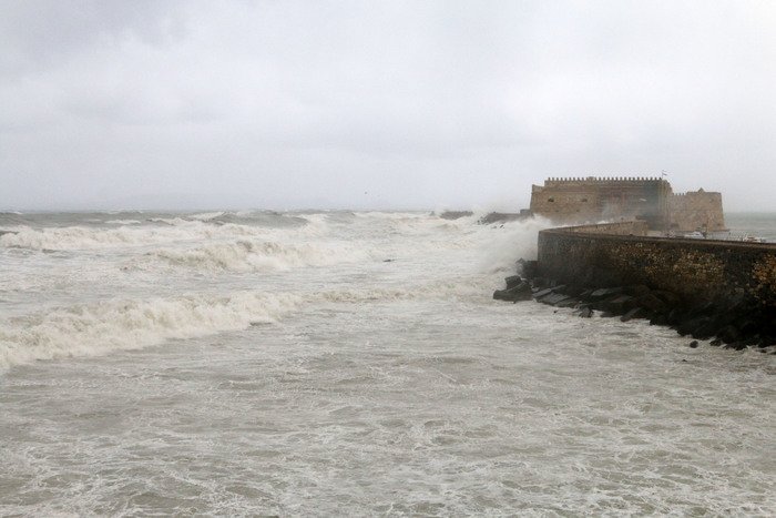 Κύματα «καταπίνουν» το Κούλε -Προβλήματα στα Χανιά -Αυτοκίνητο βυθίστηκε στο Ρέθυμνο [βίντεο & εικόνες] | iefimerida.gr 7