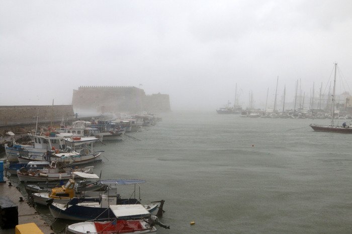 Κύματα «καταπίνουν» το Κούλε -Προβλήματα στα Χανιά -Αυτοκίνητο βυθίστηκε στο Ρέθυμνο [βίντεο & εικόνες] | iefimerida.gr 8