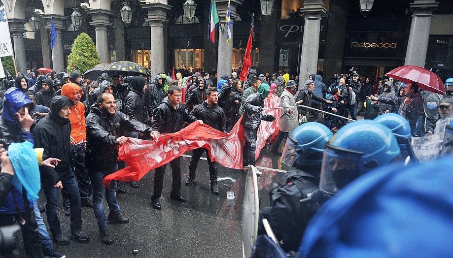 Ιταλία: Ξύλο με γκλομπς και μπαστούνια στις εκδηλώσεις για την Πρωτομαγιά [εικόνες]  | iefimerida.gr 1