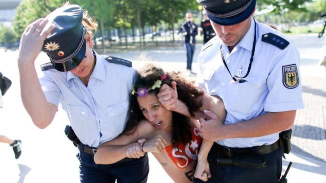 Tα στήθη τους στη Μέρκελ επιχείρησαν να δείξουν ακτιβίστριες - Βίαιη αντίδραση από τους αστυνομικούς [εικόνες] | iefimerida.gr 4