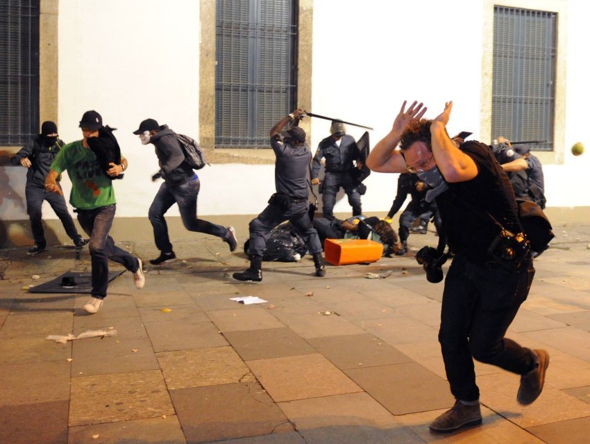 200.000 Βραζιλιάνοι στο δρόμο - «Η Βραζιλία δεν είναι μόνο ποδόσφαιρο», φώναζαν οι διαδηλωτές [εικόνες] | iefimerida.gr 3