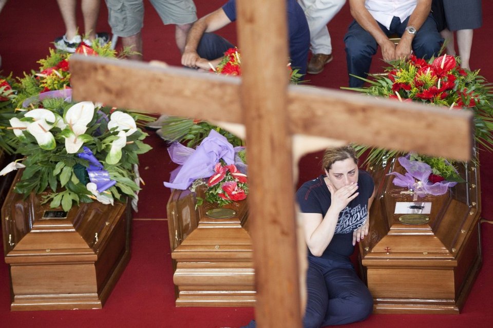 Ιταλία: 38 φέρετρα, 4.000 πολίτες για το τελευταίο αντίο, αμέτρητος ο πόνος [εικόνες]  | iefimerida.gr 3