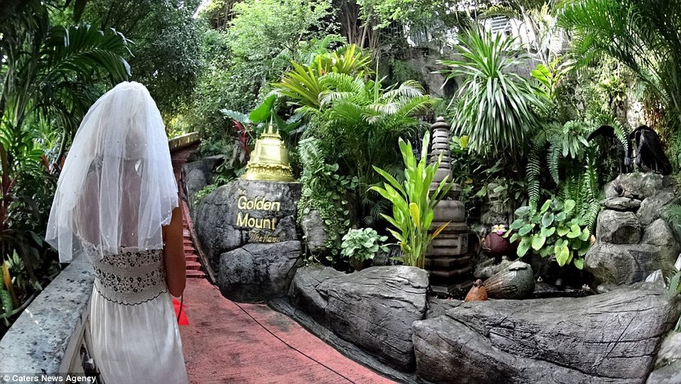 Πήρε διαζύγιο και ταξιδεύει στον κόσμο με το νυφικό της [εικόνες] | iefimerida.gr 11