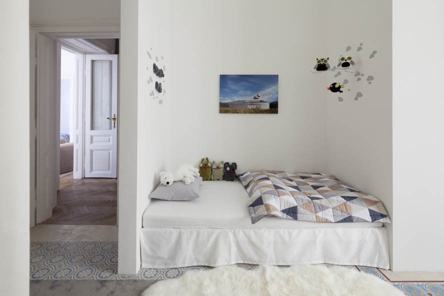 Πώς ένα σπίτι του 19ου αιώνα με δρύινα πατώματα και σκαλιστά ταβάνια μεταμορφώθηκε σε σύγχρονο μίνιμαλ διαμέρισμα [εικόνες] | iefimerida.gr 7