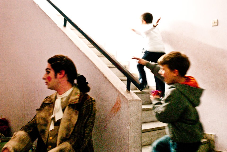 H Λυρική ξέρει τι να παίξει στα παιδιά: Ο Κουρέας της Σεβίλης σε δημοτικό σχολείο στον Αγιο Παντελεήμονα [εικόνες] | iefimerida.gr 7