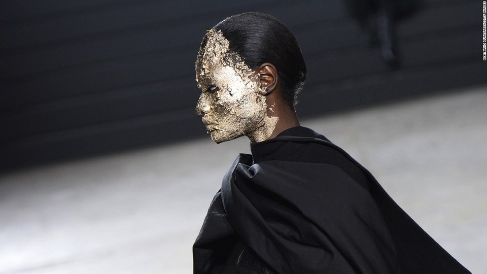 Φαραώ και άστεγοι στην πασαρέλα: Τα πιο εξωφρενικά λουκ σε επιδείξεις μόδας [εικόνες] | iefimerida.gr 5